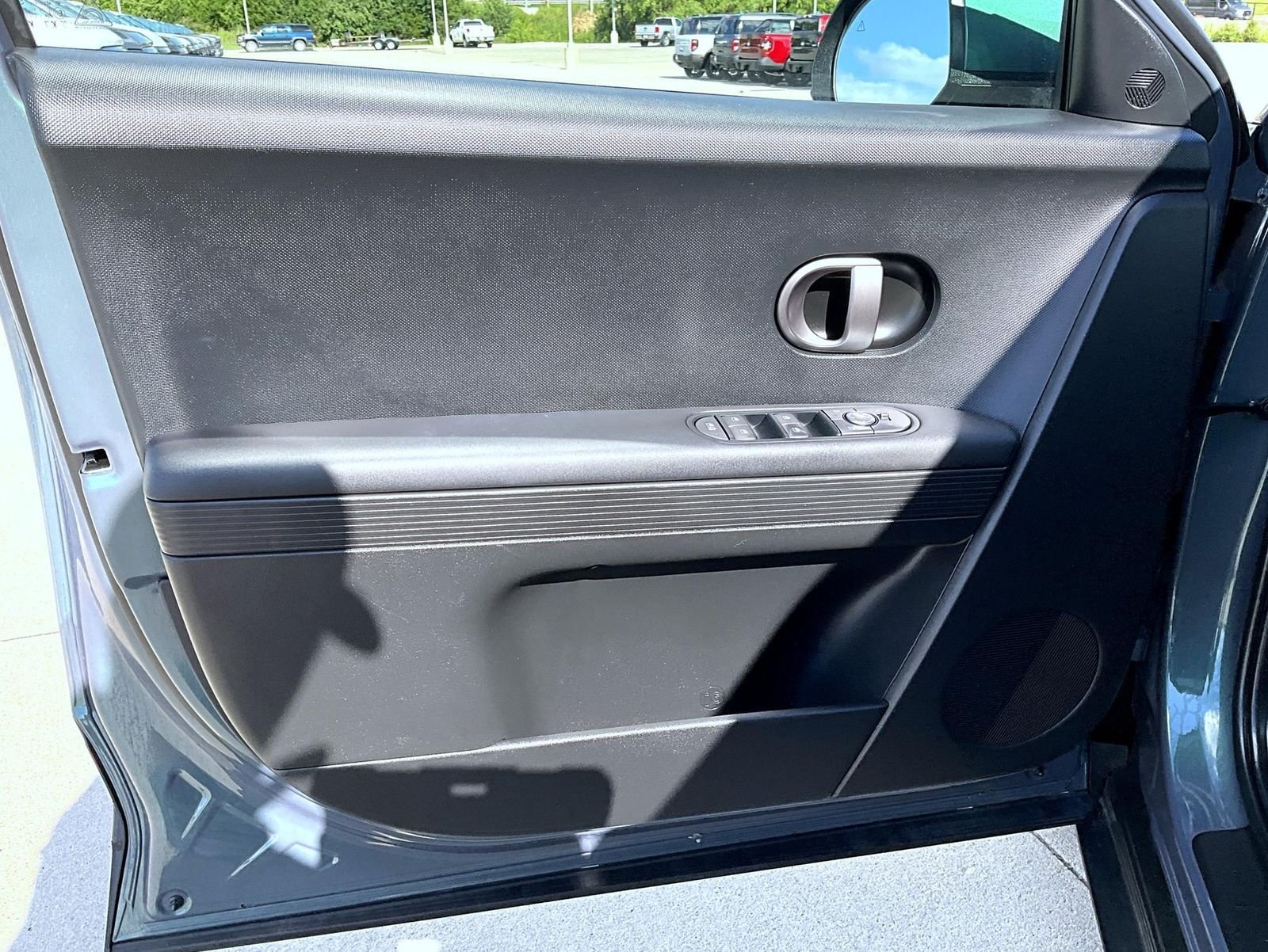 Used 2025 Green Hyundai SE image 9