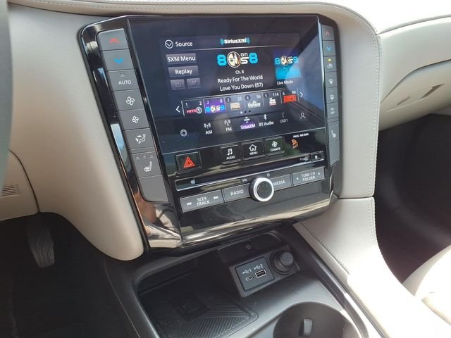 Used 2025 White INFINITI LUXE image 18