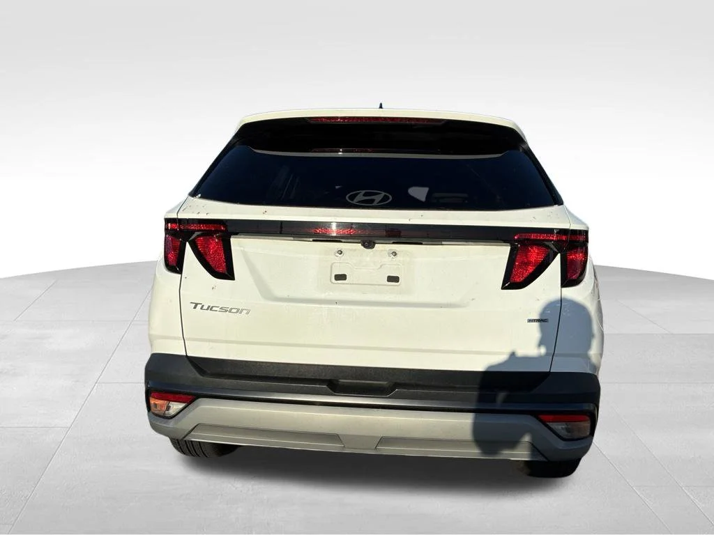 Used 2025 White Hyundai SEL image 4