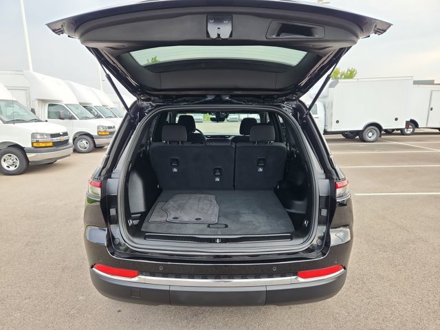 Used 2025  Jeep Laredo image 31