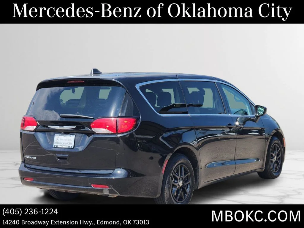 Used 2022 Brilliant Black Crystal Pearlcoat Chrysler LX image 4