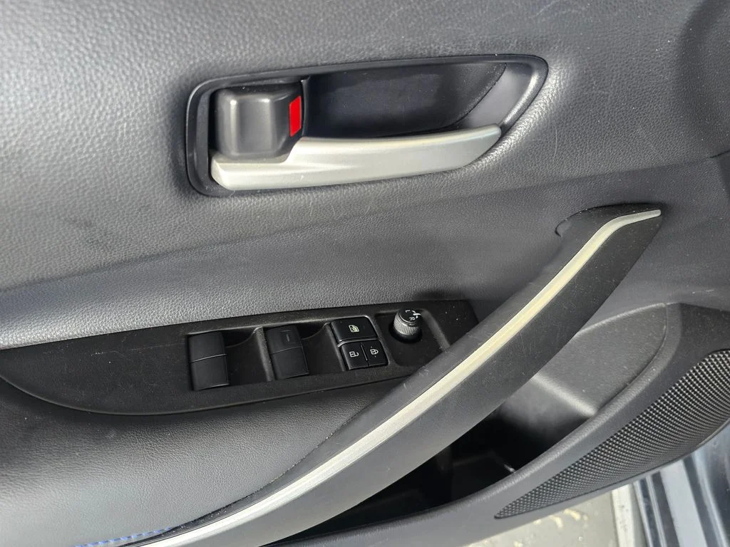 Used 2022  Toyota SE image 22