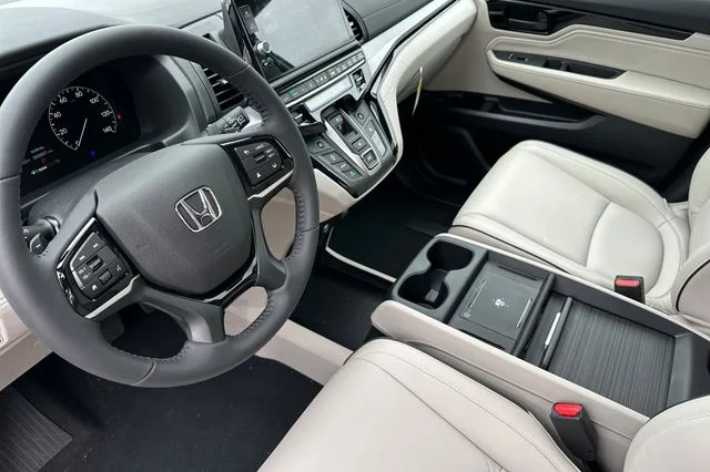 New 2026 Solar Silver Metallic Honda Touring image 10