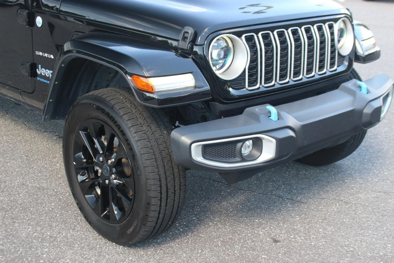 Used 2024  Jeep Sahara image 9