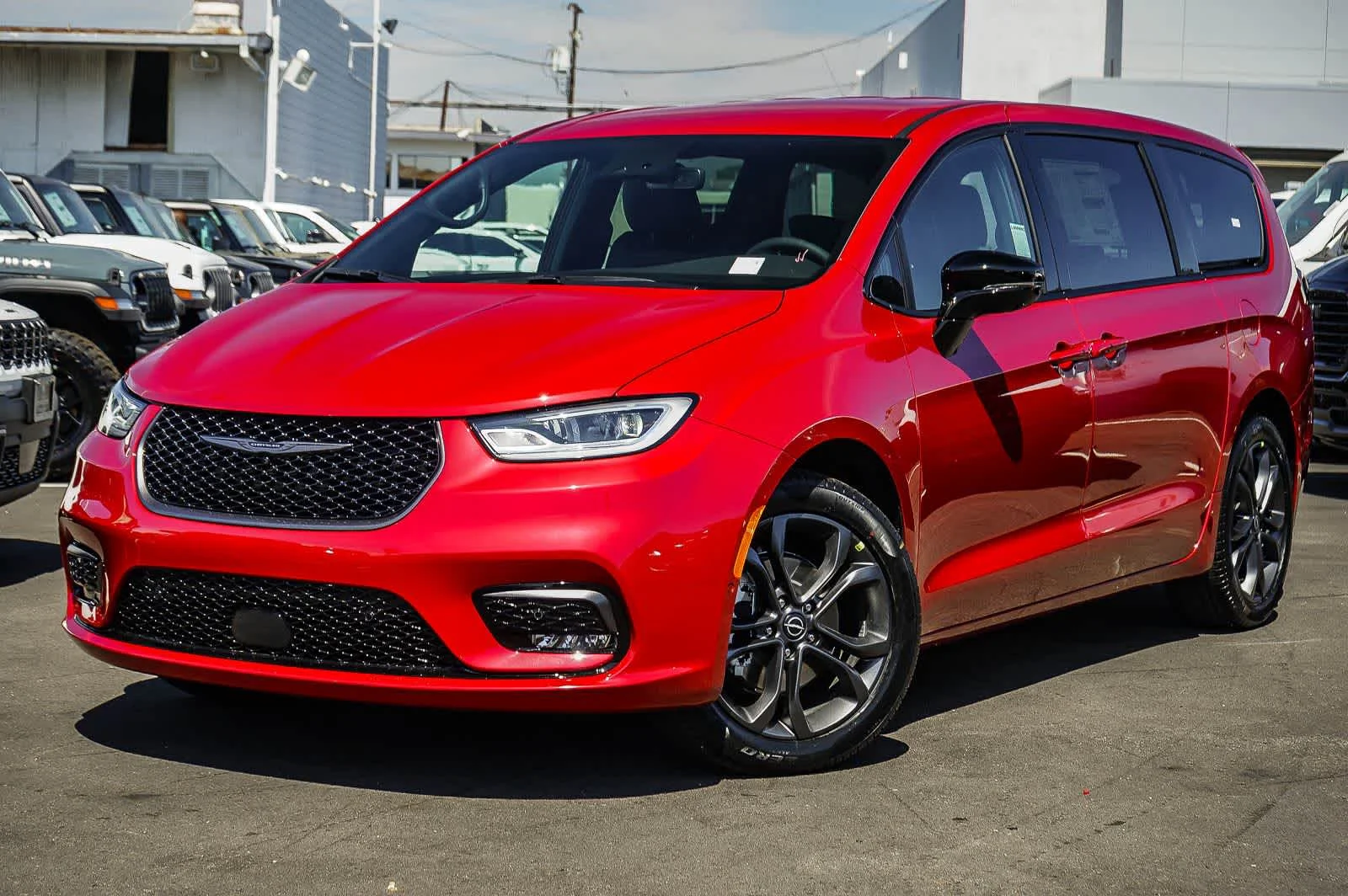 2026 Chrysler Pacifica Select's photo