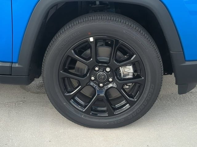 New 2026 Hydro Blue Pearl-Coat Exterior Paint Jeep Latitude image 11