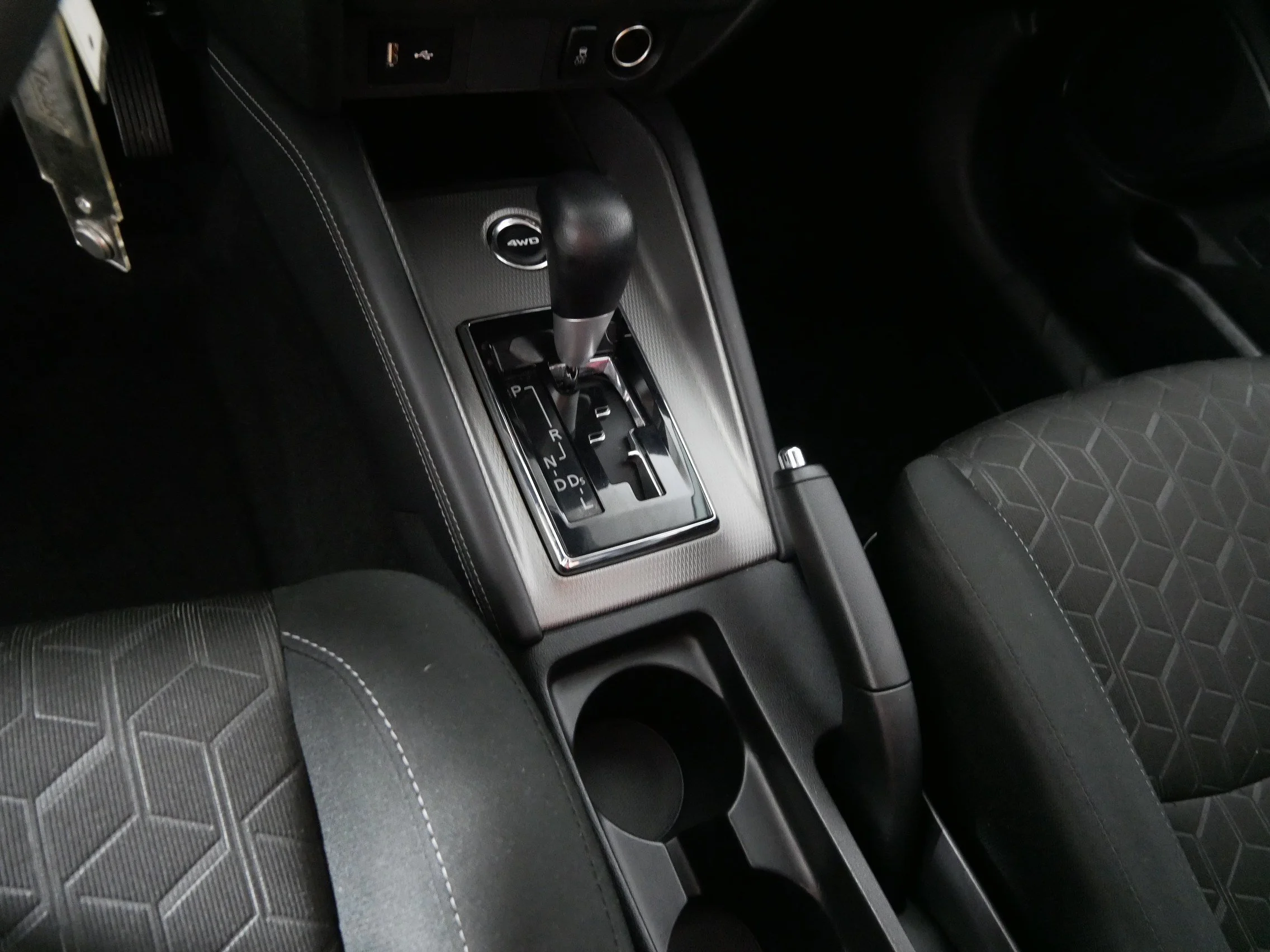 Used 2025 Mercury Gray Metallic Mitsubishi ES image 24