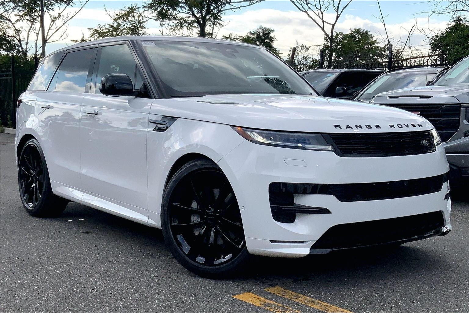 New 2026 Fuji White Land Rover Dynamic SE image 2