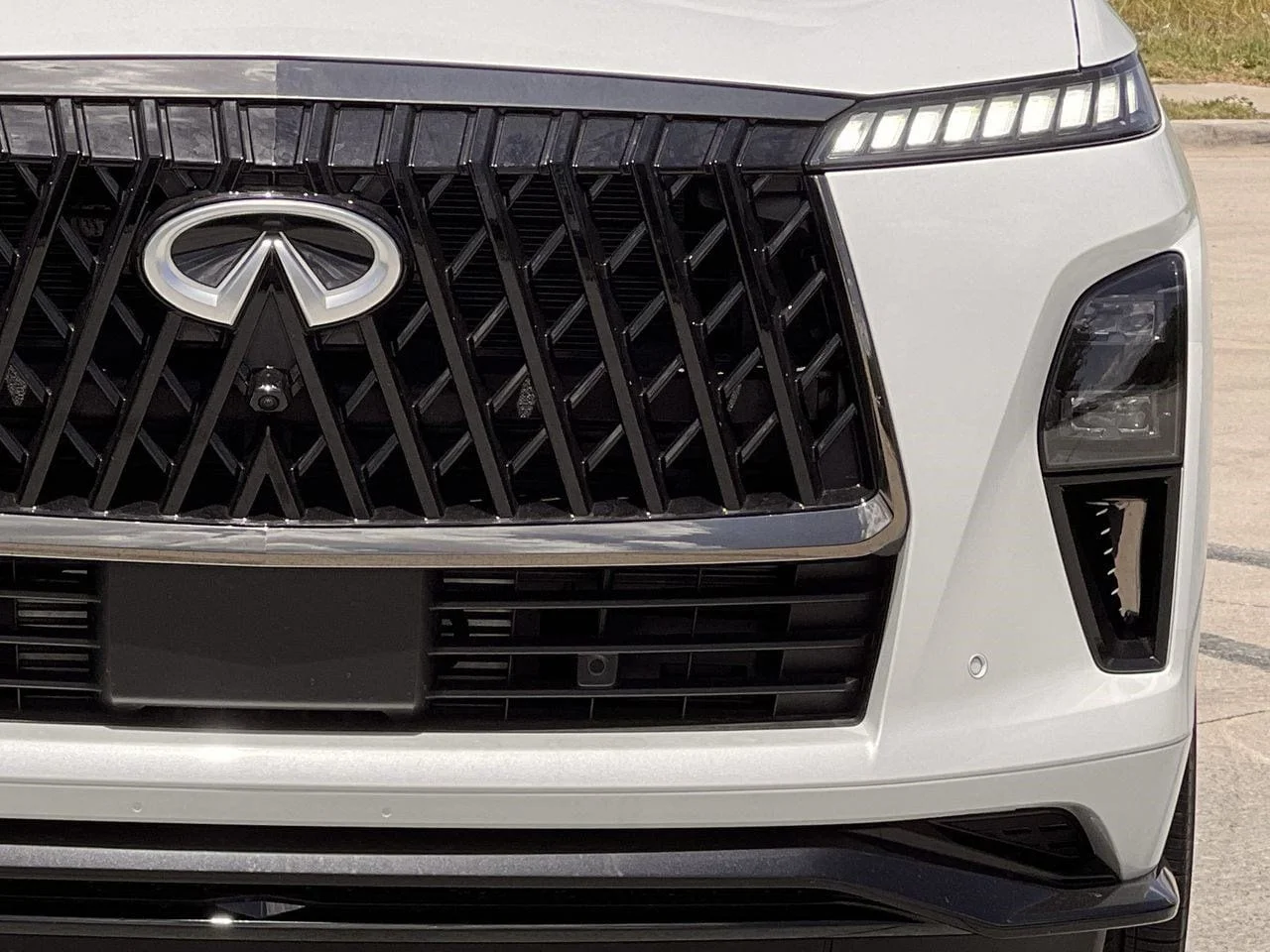 New 2027 2T RADIANT WHIT INFINITI Sport 4WD image 8