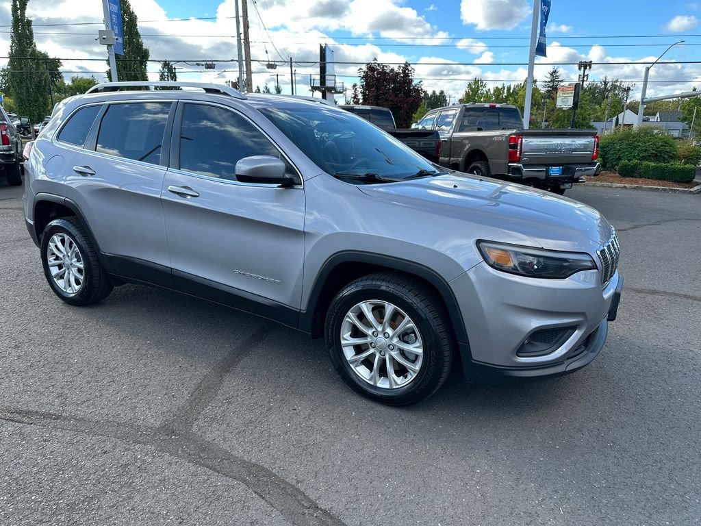 Used 2019 Silver Jeep Latitude image 9