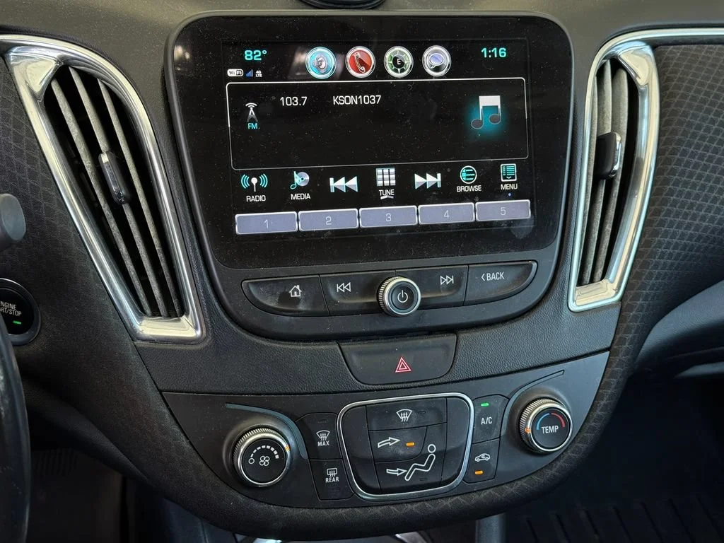 Used 2018 SUMMIT WHITE Chevrolet LT image 4