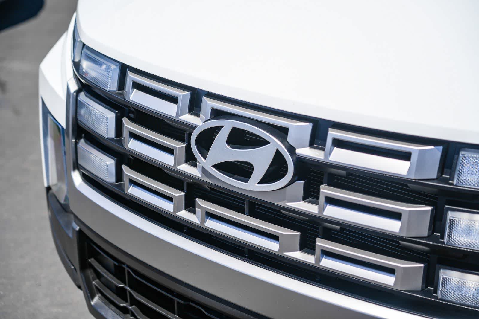 Used 2025 Atlas White Hyundai SE image 3
