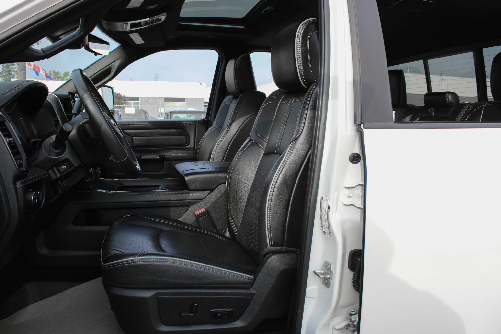 Used 2024 White RAM Limited* Night Edition 4x4 | 6.7L Cummins | Heated & Ventilated Seats | Sunroof | 5th Wheel Prep image 2