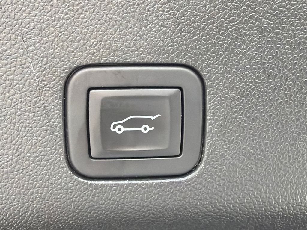 Used 2025 Silver GMC Elevation image 19