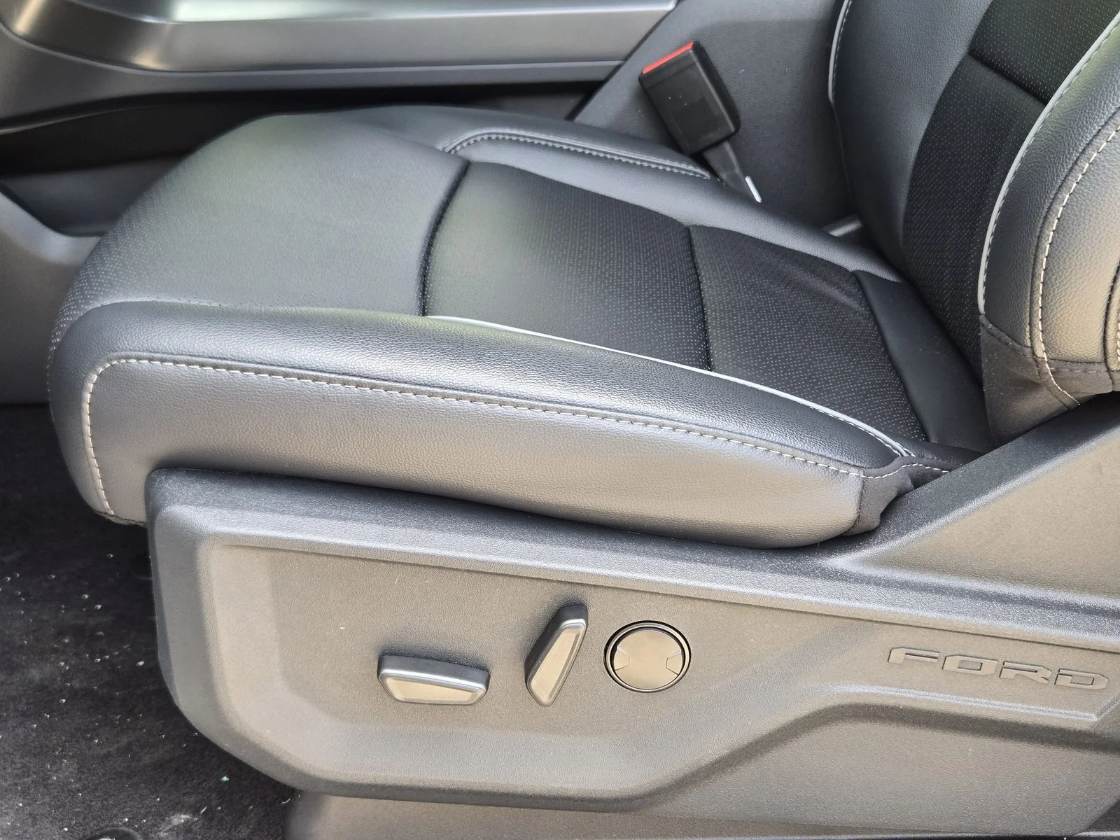 New 2026 Agate Black Metallic Ford Lariat® image 16