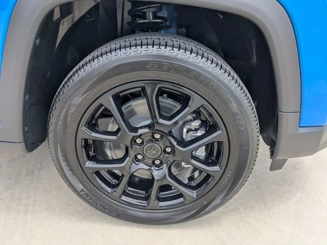 New 2026 Hydro Blue Pearl-Coat Exterior Paint Jeep Latitude image 10