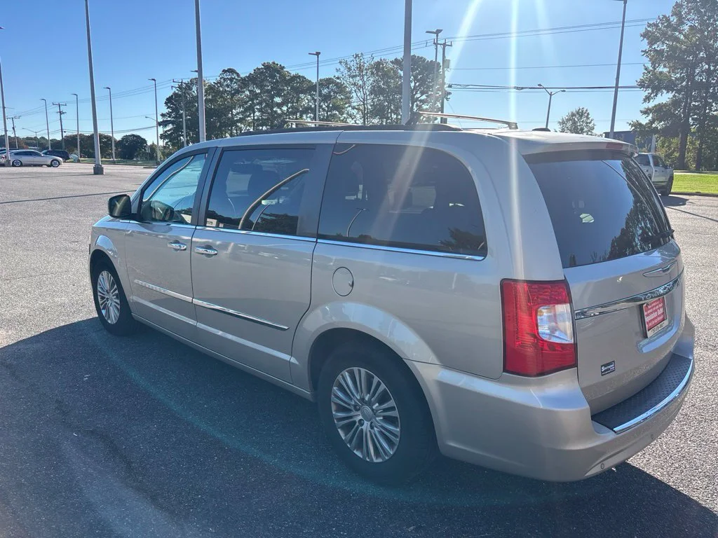Used 2016 Beige Chrysler Touring-L image 3
