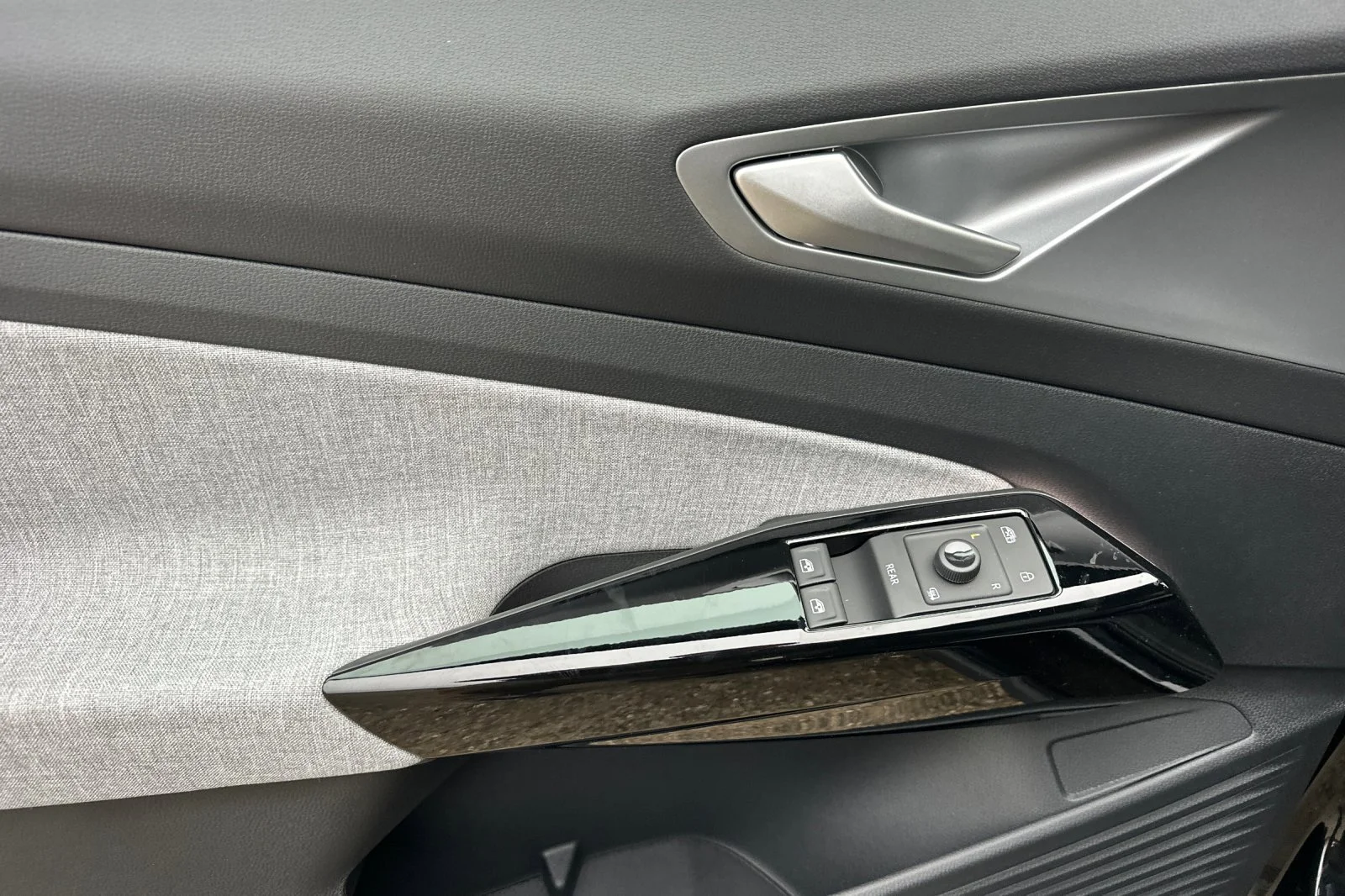 2025 Volkswagen ID.4 PRO - Photo 11