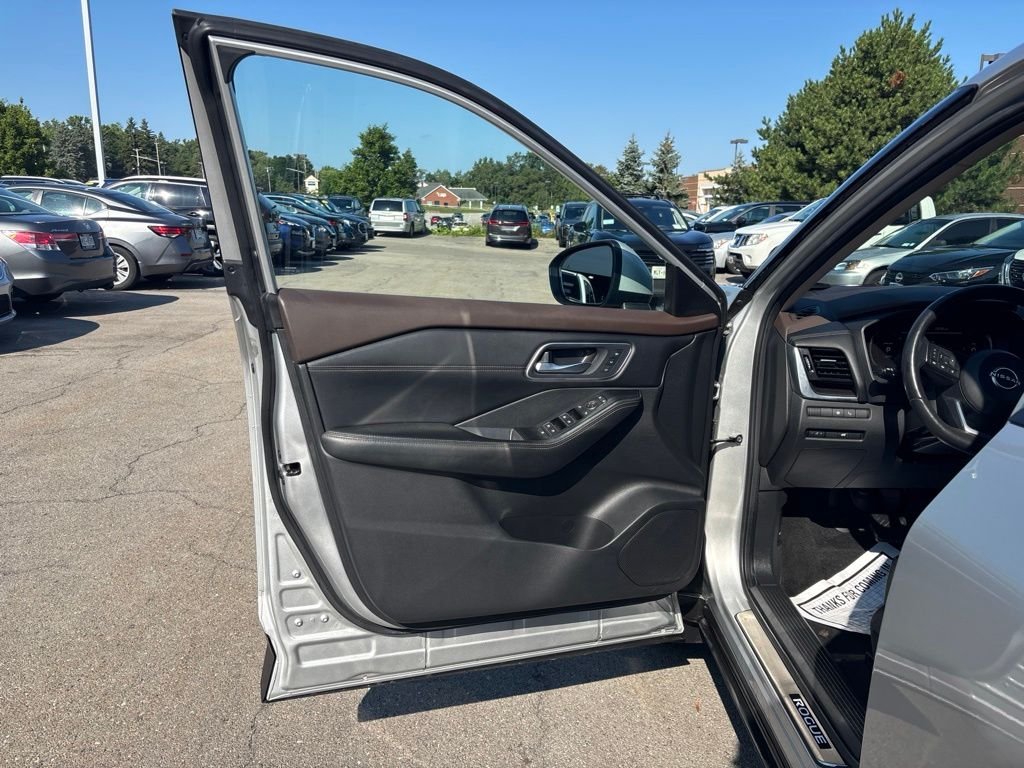 Used 2023 Silver Nissan Platinum image 17