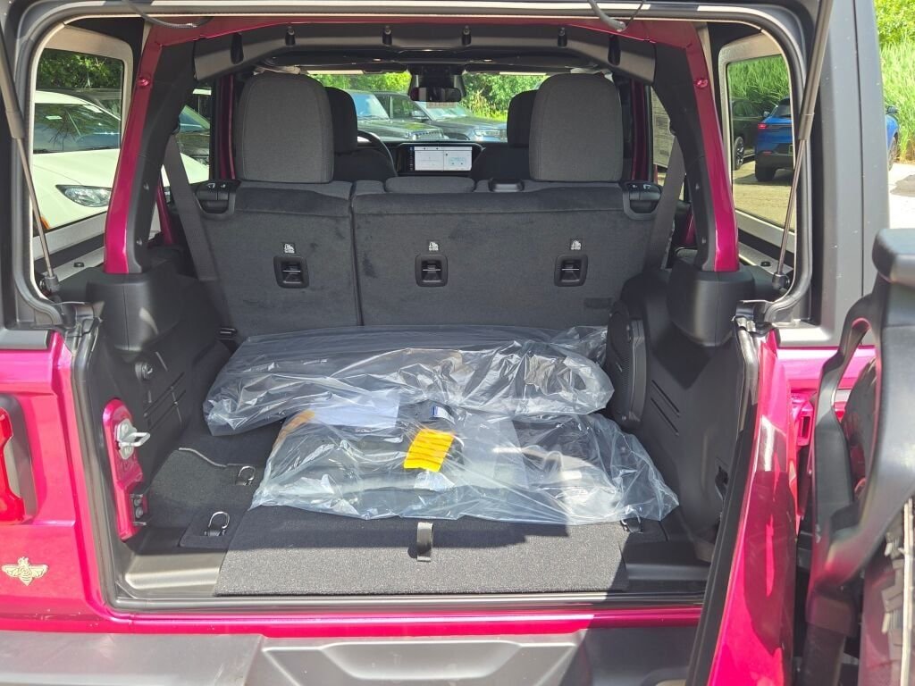 New 2026 Tuscadero Pearlcoat Jeep Sport S image 12