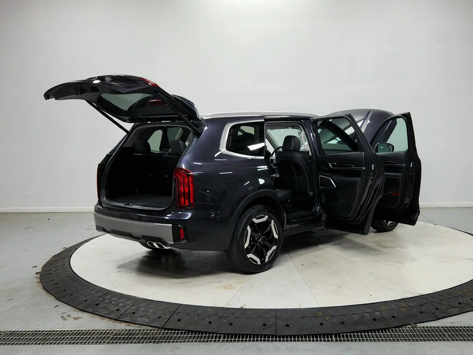 Used 2025  Kia S image 15