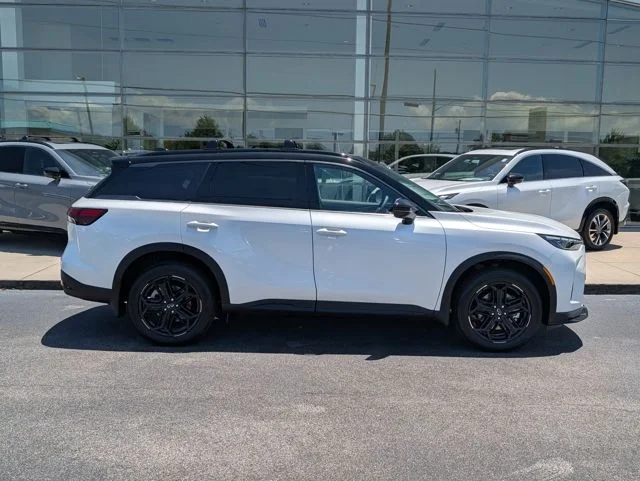 New 2027 2T RAD WHT INFINITI SPORT image 8