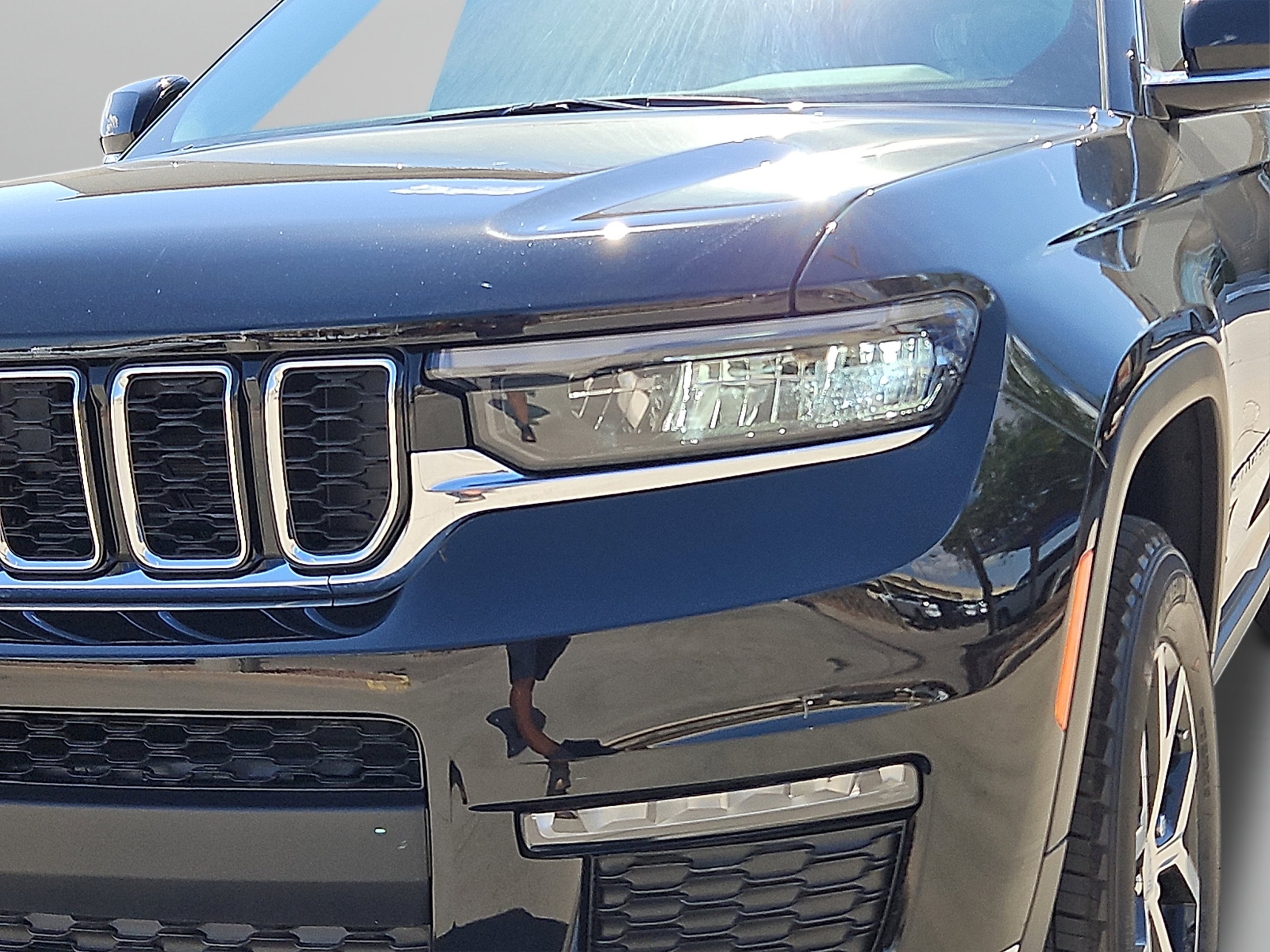 New 2025 Diamond Black Crystal Pearl-Coat Exterior Paint Jeep Limited image 5