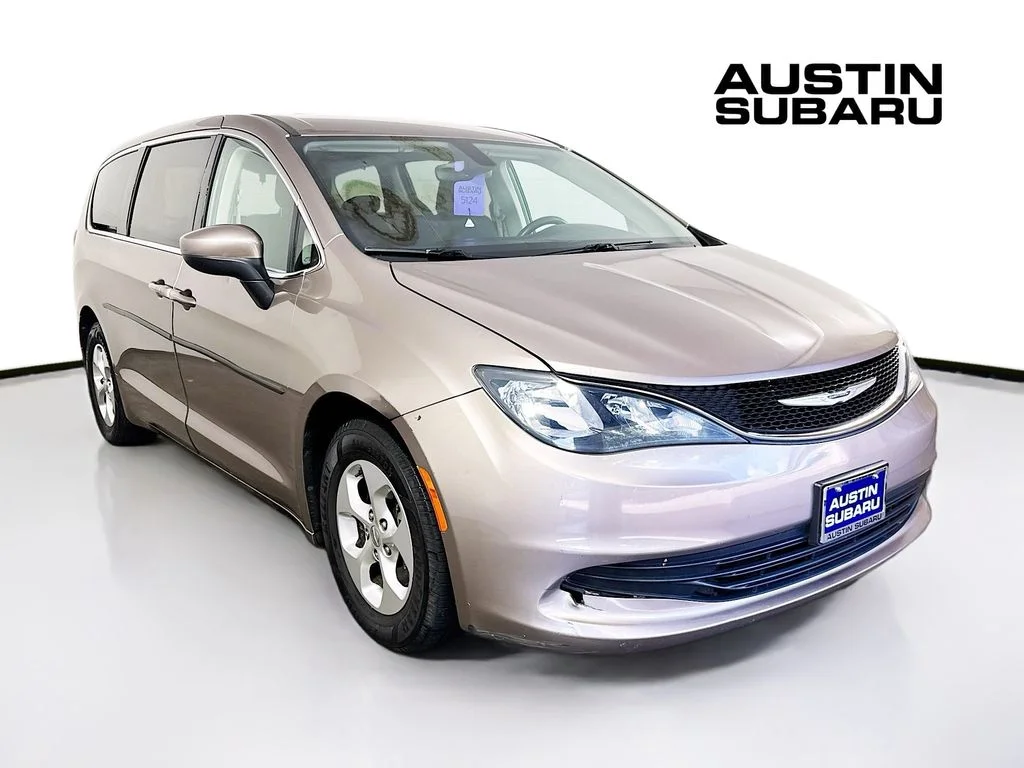 2017 Chrysler Pacifica LX's photo