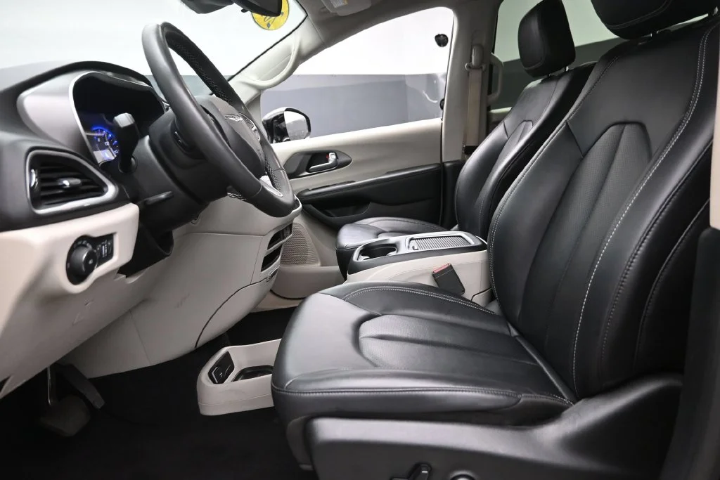 Used 2024 Black Chrysler Touring L image 17