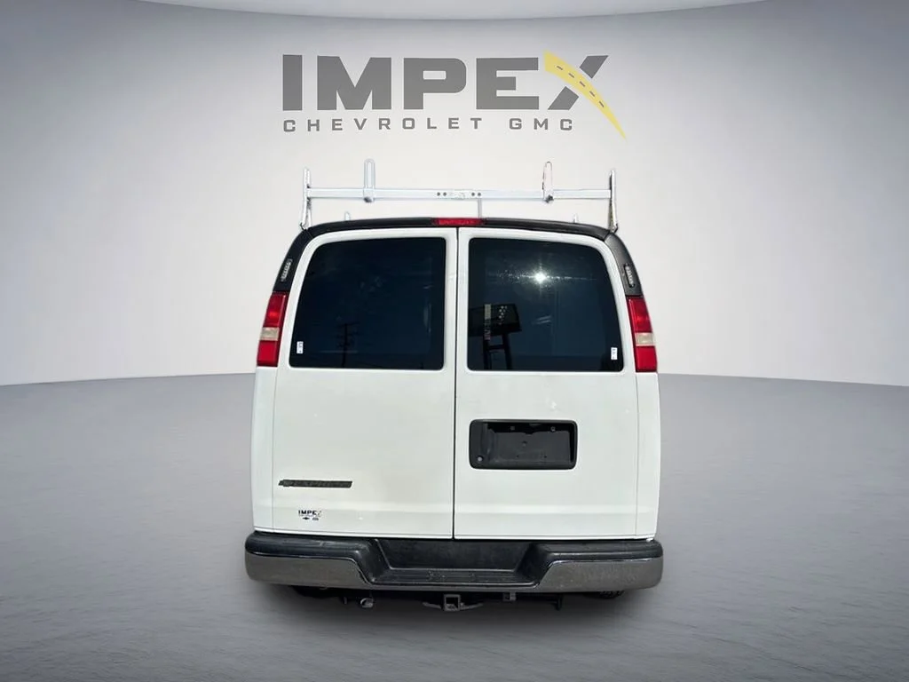 Used 2011 SUMMIT WHITE Chevrolet  image 4