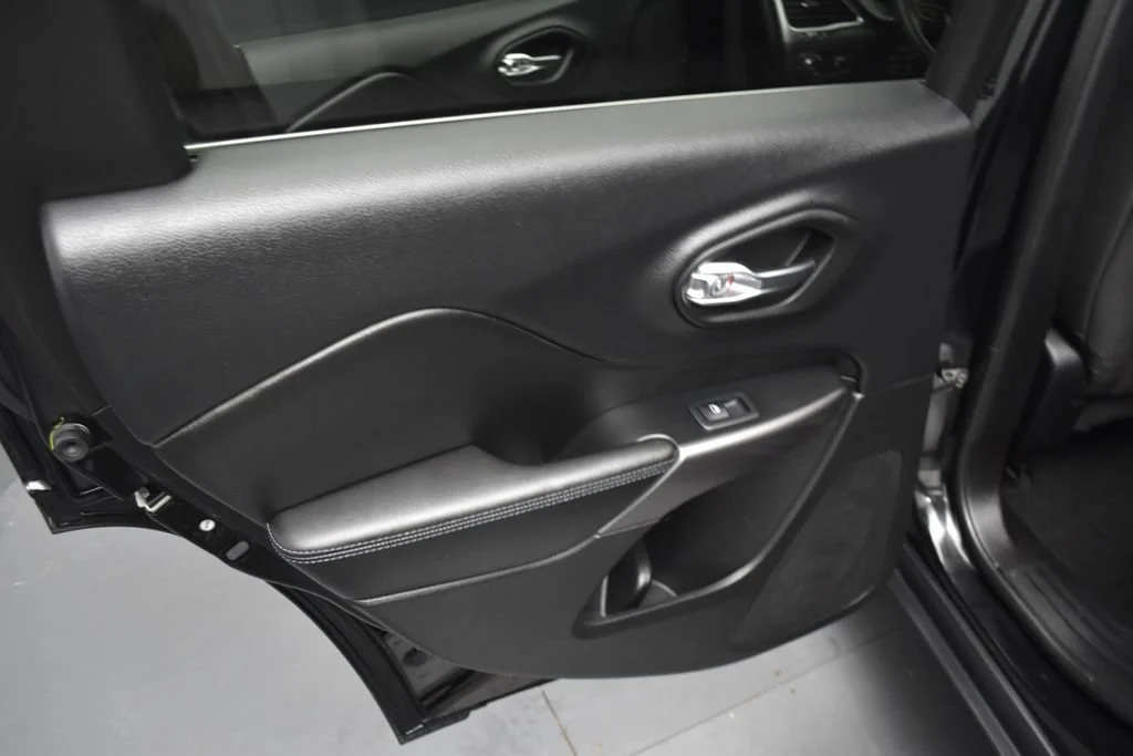 Used 2019 Black Jeep Latitude image 17