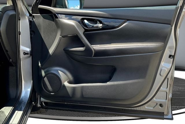 Used 2022 Gray Nissan SL image 29