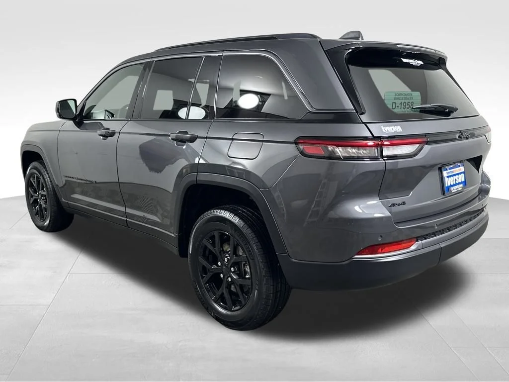 New 2026 Baltic Gray Metallic Clear-Coat Exterior Paint Jeep Altitude image 8