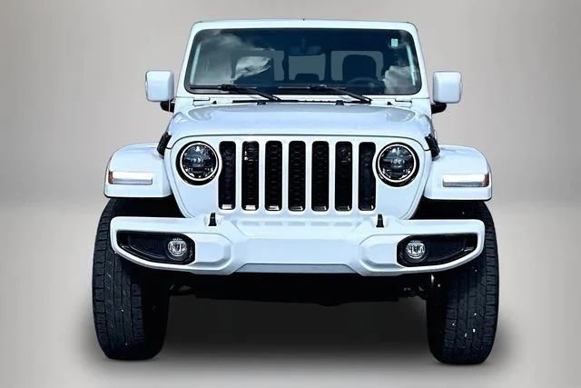 Used 2023 White Jeep Overland image 3