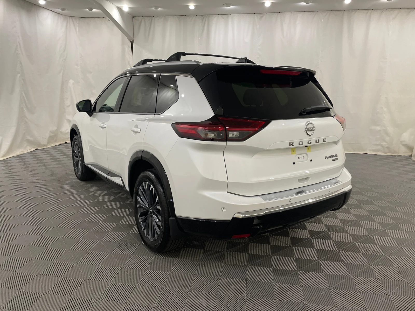 New 2026 Everest White Pearl/Super Black Nissan Platinum image 9