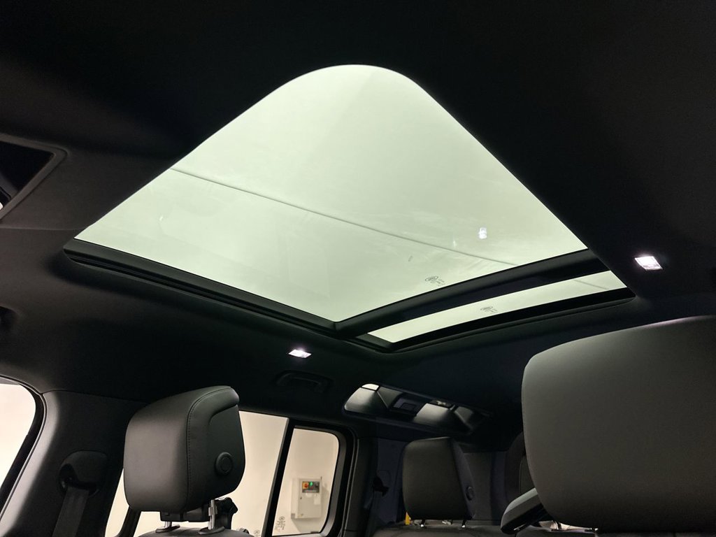 New 2026 Santorini Black Land Rover X-Dynamic SE image 11