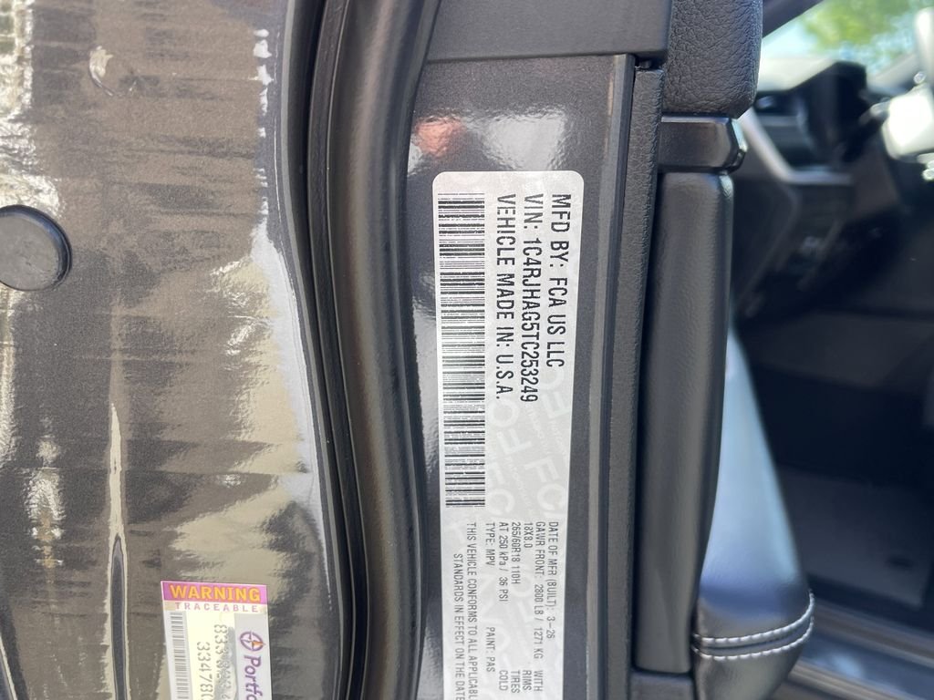 New 2026 Baltic Gray Metallic Clear-Coat Exterior Paint Jeep Laredo X image 46