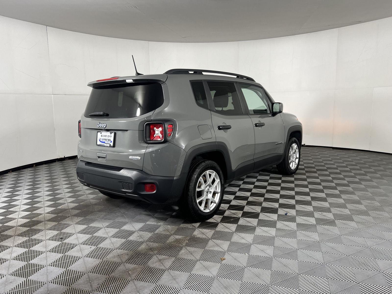 Used 2021  Jeep Latitude image 20