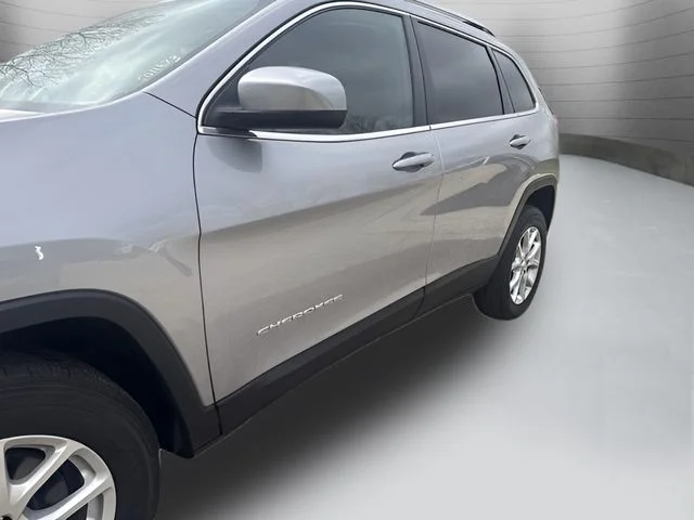 Used 2018 Silver Jeep Latitude image 19