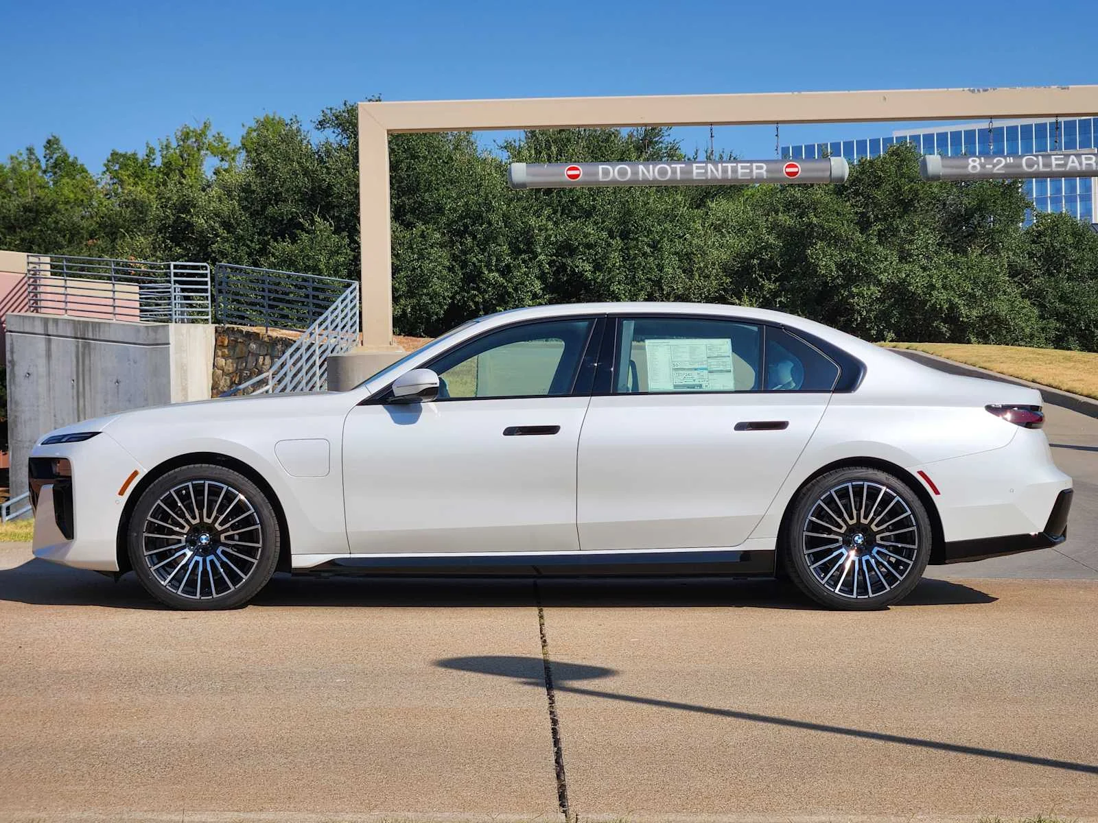 New 2026 Mineral White Metallic BMW 750e xDrive image 2