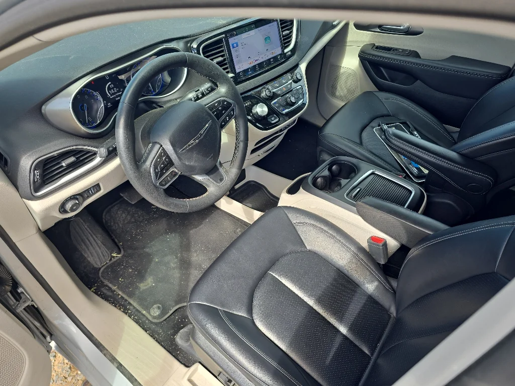 Used 2024 Silver Chrysler Touring L image 9