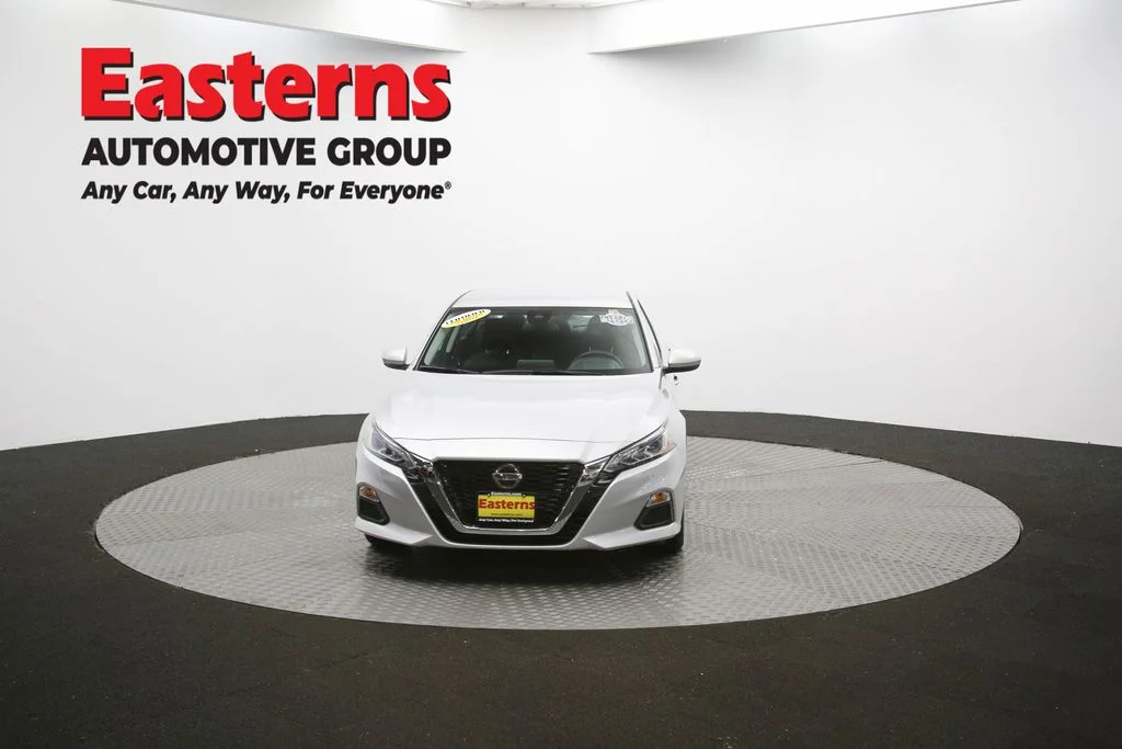 Used 2022 Silver Nissan 2.5 SV image 52
