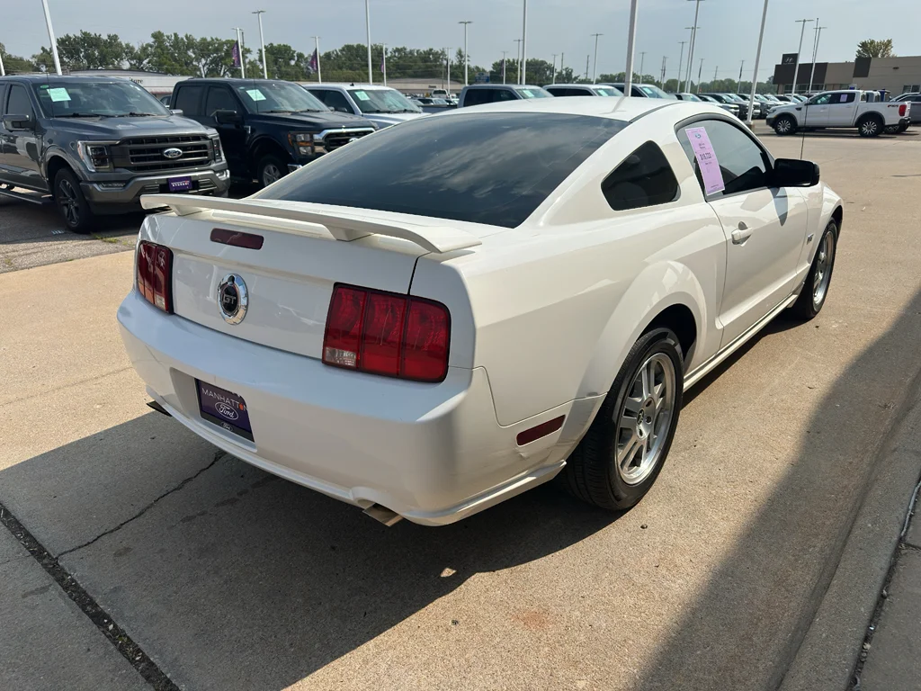 Used 2006 Performance White Clearcoat Ford GT Premium image 9