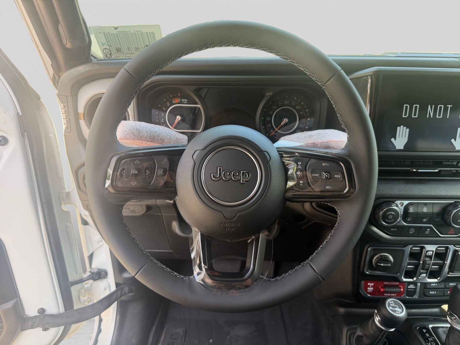 New 2026 Bright White Clear-Coat Exterior Paint Jeep  image 11