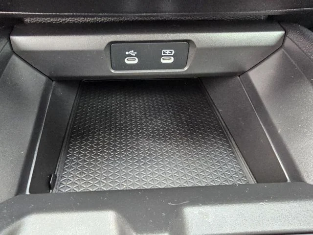 Used 2025  Honda SE image 34