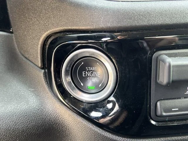 Used 2025 Summit White Chevrolet LT image 33