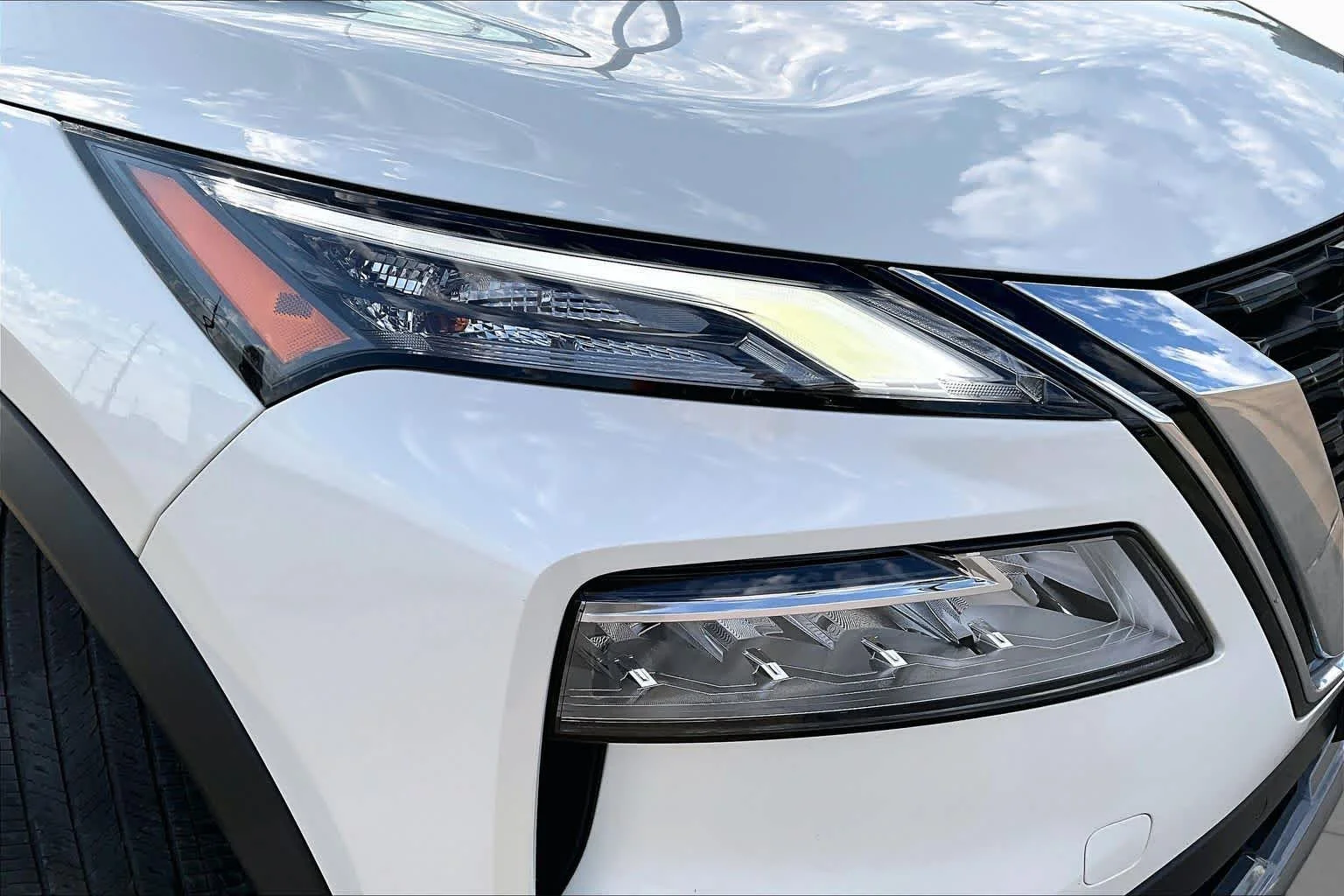 Used 2023 Pearl White Tricoat Nissan SL image 27