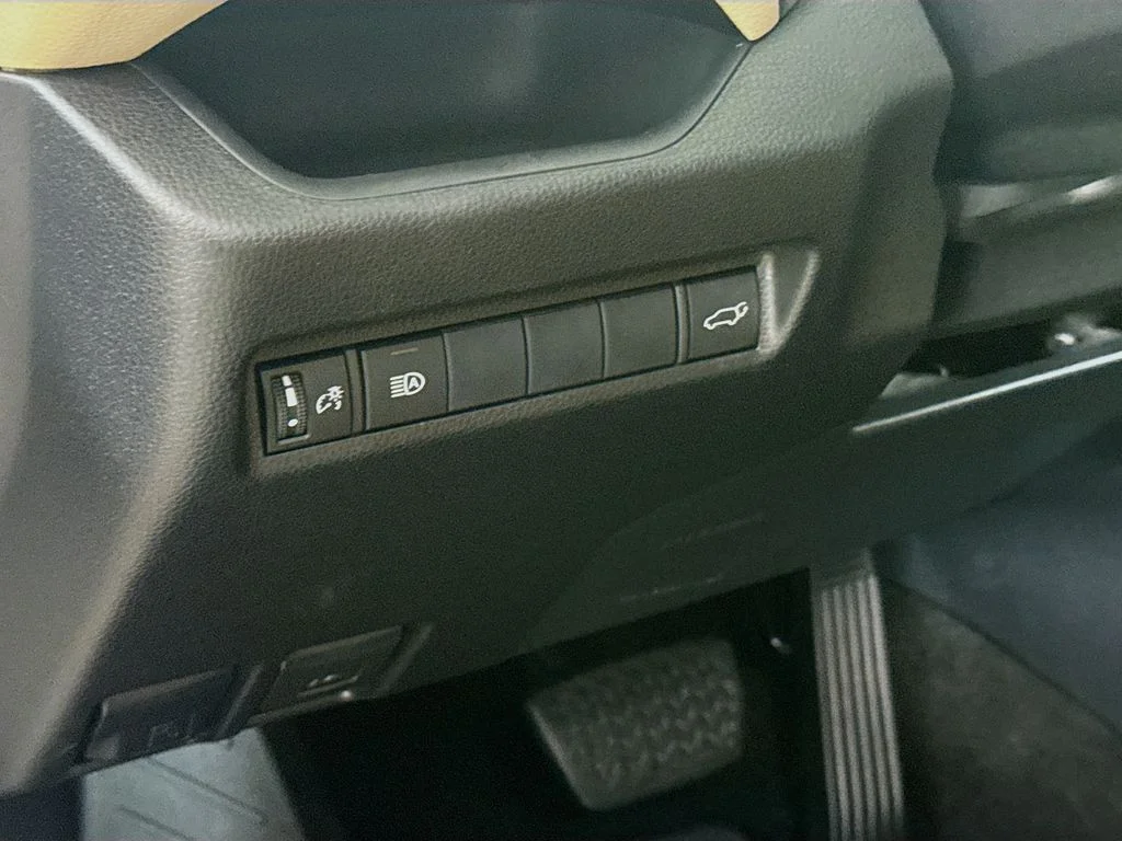 Used 2019 Super White Toyota XLE image 10