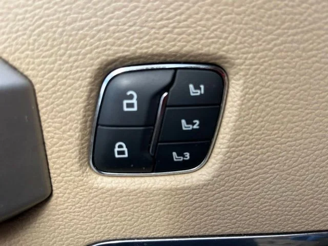Used 2020 White Ford Lariat image 11