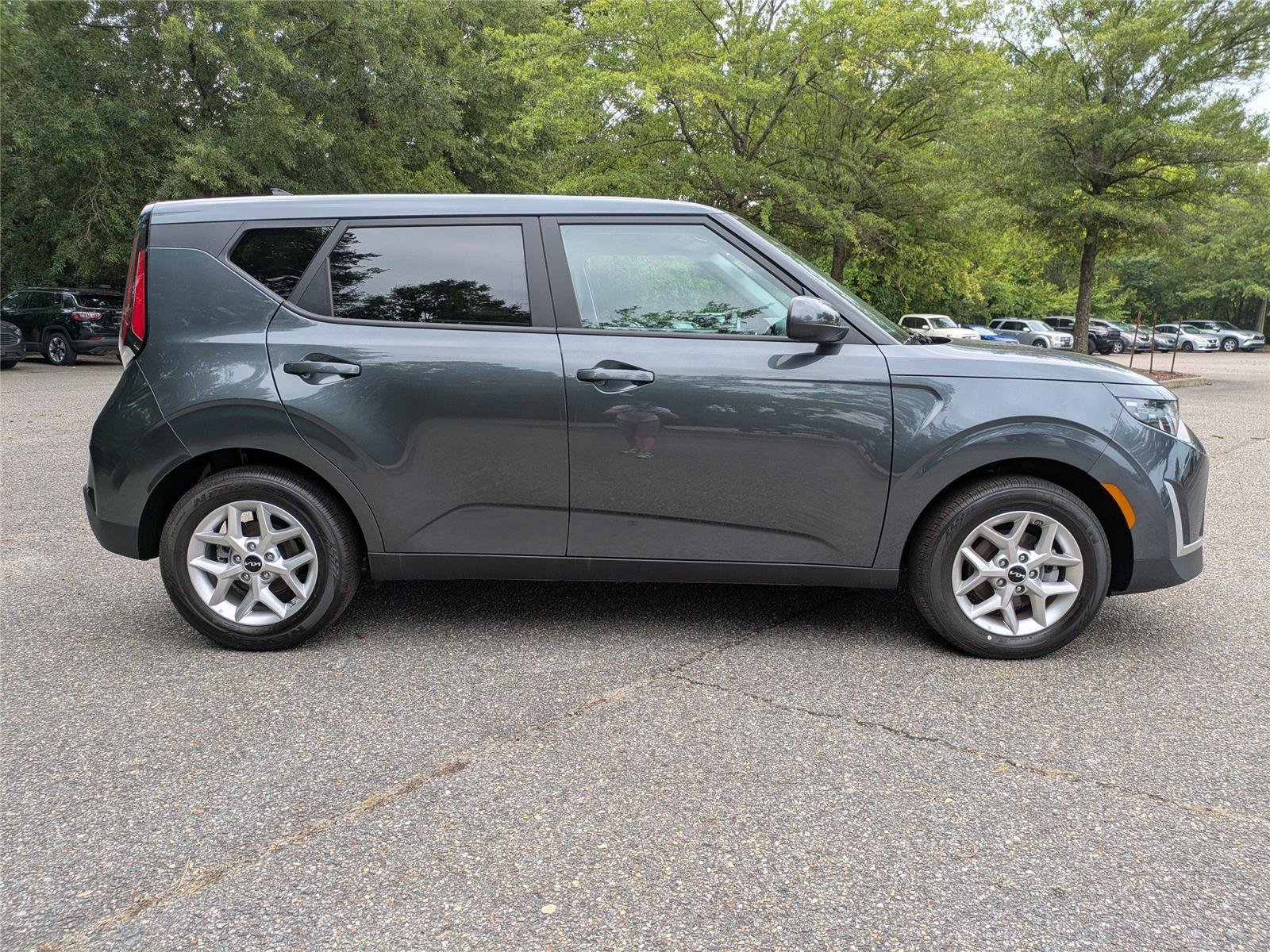 Used 2025  KIA  image 3